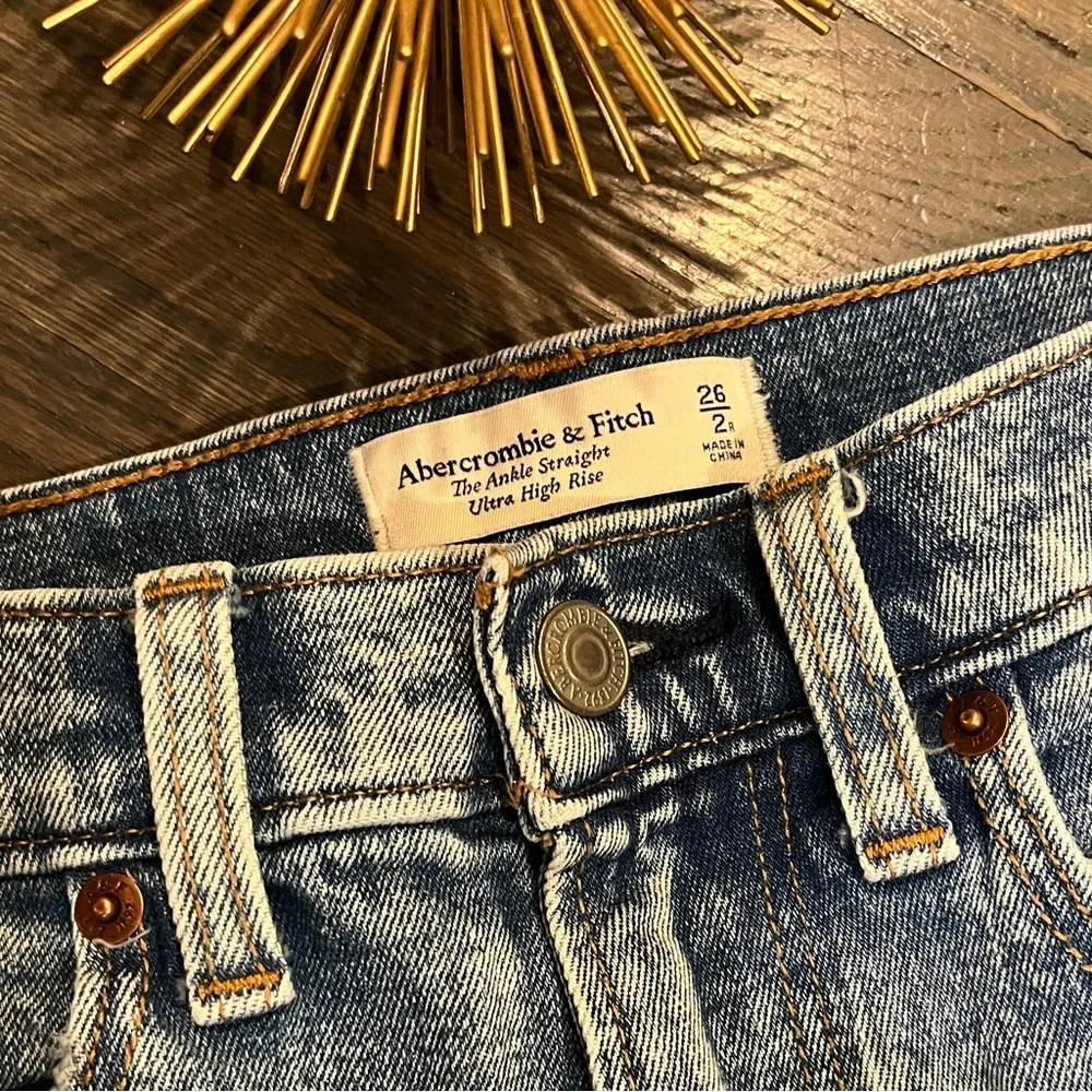 Abercrombie & Fitch Patchwork Denim
The Ankle Straight Ultra High Rise Size 26/2 - Picture 5 of 7